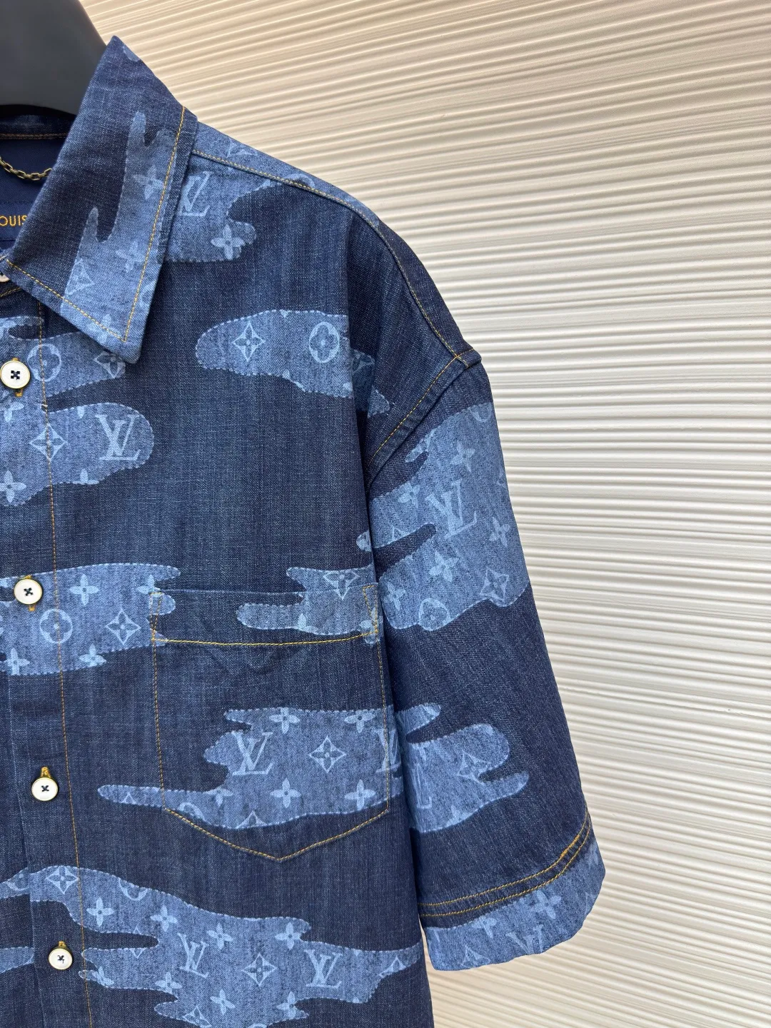 LOUIS VUITTON chambray short-sleeved shirt ●Authentic product: Purchased and developed for 13900 ●Item number: 1680265-A85 ●Fabric: Lyocell fiber denim fabric ●Technology: Made on positioning cutting machine ●Version: Fitted version ●Weight: about 385 grams ●Size: S-M-L-XL ●Description: Made of Lyocell fiber denim TR lining, positioning cutting machine, garment washing and fading, customized 1:1 pearl buttons, customized 1:1 rivets, customized 1:1 zippers, customized 1:1 leather labels, customized 1:1 trademarks. The overall wiring is straight and delicate, the fabric is comfortable and soft, and the color is consistent without color difference. It can be matched with the same style to create a fashionable look and control various occasions. Customized accessories, complete with three standards, same style for men and women!